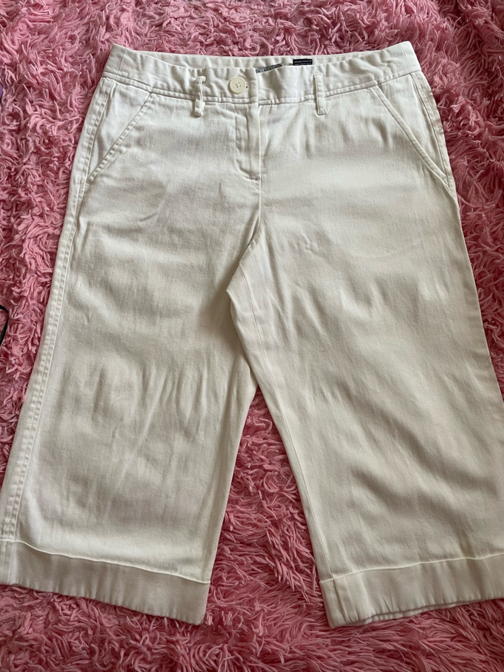 Larry Levine white cuffed capri pants